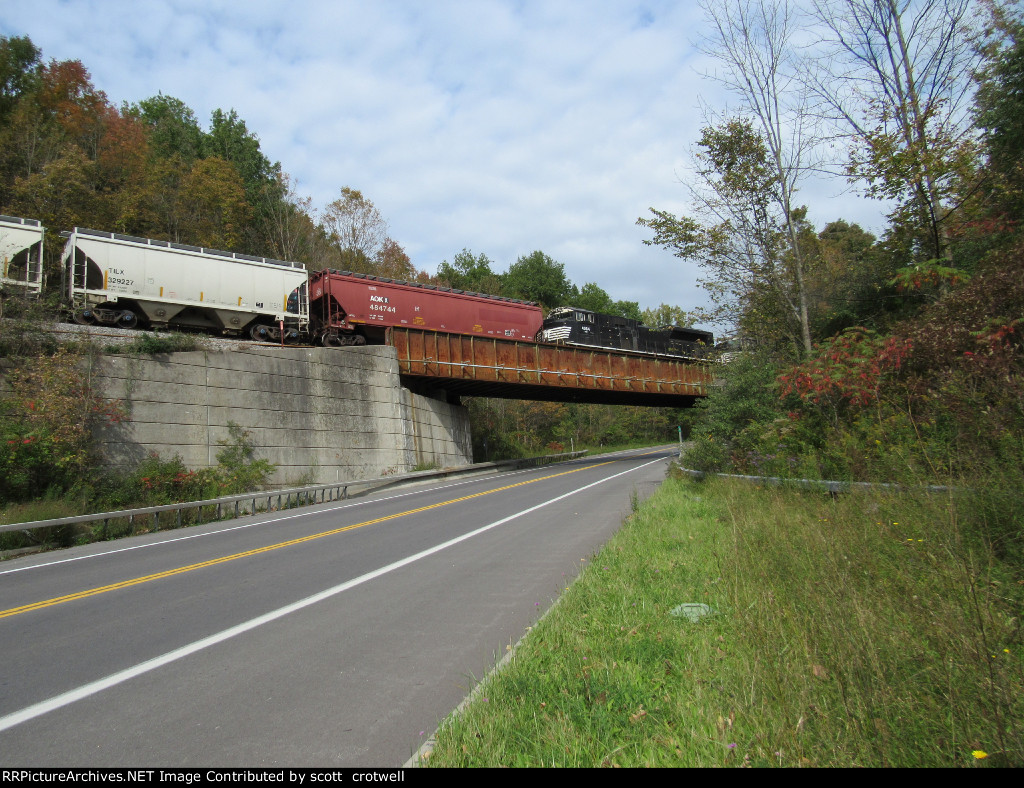 4064 and 2 covered hoppers